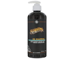 La bouteille pompe de Suavecito OG Shampoo, senteur originale, nettoie en douceur la chevelure.