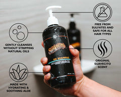 Mousse douce et onctueuse générée par Suavecito OG Shampoo pour cheveux propres et hydratés.