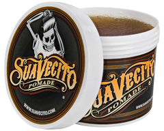 Coiffage en cours avec Suavecito, contrôle et brillance naturelle.