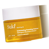 Suki Exfoliant Moussant dans une bouteille, nettoyage rafraîchissant sans dessèchement.