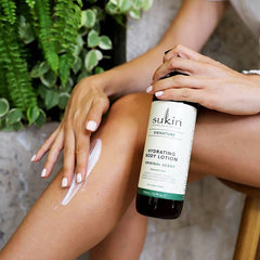 Texture crèmeuse Sukin Signature apportant absorption rapide et douceur.