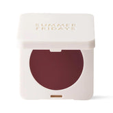 Summer Fridays Blush Butter Balm appliqué sur le visage pour un éclat rosé léger.