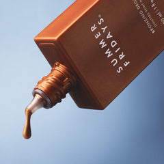 Summer Fridays Bronzing Drops: application visage, texture sérum offrant éclat subtil.