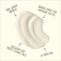 Application de la crème anti-frizz Sun Bum sur cheveux humides