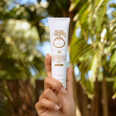 Bouteille voyage Sun Bum Minéral SPF30, format 1,7 oz, pratique en déplacement.