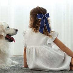 Supclips broche cheveux noeud grosgrain bleu marine blanc, tenue quotidienne facile.