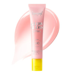 Supergoop! Glow Gloss SPF 40 sur les lèvres, fini brillant et hydratant.