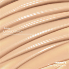 Supergoop! Glowscreen s'applique comme primer lumineux pour un maquillage durable.
