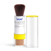 Supergoop! Poudre (Re)setting SPF 35 dans un étui compact pour retouches discrètes.