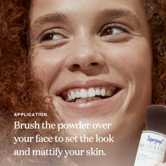 Supergoop! Poudre fixatrice SPF35 Medium, application sur le visage après maquillage.