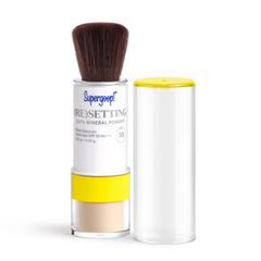 Supergoop! Poudre visage SPF 35 translucide: fixe le maquillage et contrôle la brillance.