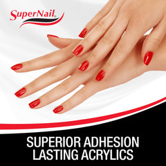 Texture fluide et souple du liquide acrylique SuperNail pour une manipulation précise.