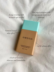 Application au pinceau Sweed Glass Skin pour un fini fluide.