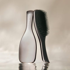 Tangle Teezer Chrome avec dents longues et courtes démêlant en douceur.