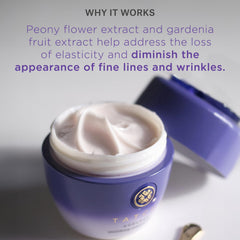 Cette image illustre l'application quotidienne de TATCHA Ageless Enriching Renewal Cream sur le visage.