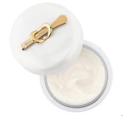 Application sur le visage avec TATCHA Crème Soie pour hydratation légère.