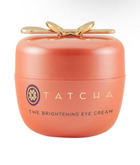 TATCHA Crème Yeux éclaircissante dans sa bouteille-pompe pour un regard plus lumineux.