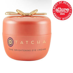 TATCHA Crème Yeux texture veloutée appliquée autour des yeux.