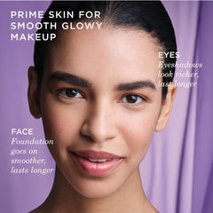 Avec Tatcha Liquid Silk Canvas, texture légère sur peau pour une application fluide.