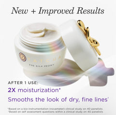 TATCHA Silk Peony dépose un voile hydratant sur la peau.