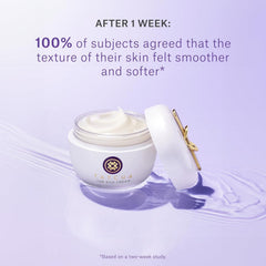 TATCHA Silk Serum texture soyeuse sur la peau – toucher doux.