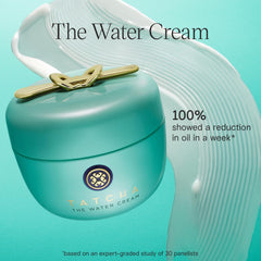 Pot élégant de TATCHA The Water Cream prêt à l’emploi.