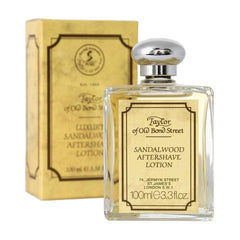 Application de la lotion après-rasage Taylor, texture légère et absorbante.