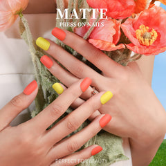 Ongles Teenitor courts carrés laqués, fini brillant et chic.