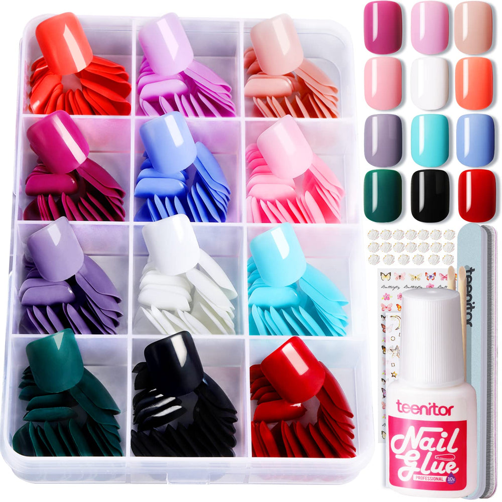 Ongles Teenitor faux carrés courts dans la boîte pour une pose rapide et naturelle.