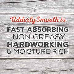 Texture lissante affichée sur le pot Udderly Smooth pour soin quotidien.