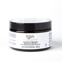 Texture légère et non grasse de Miracle RepaiRx Edge Control pour une coiffure sans résidu.