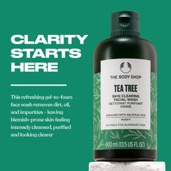 Le nettoyant visage arbre à thé The Body Shop en mousse fraîche lors de l’application.
