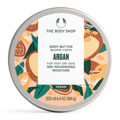 Le beurre corporel à l’argan de The Body Shop montre une texture crémeuse qui nourrit la peau sèche.