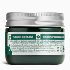 The Body Shop Glow Boost Moisturizer texture-creme-soyeuse pour une peau douce.