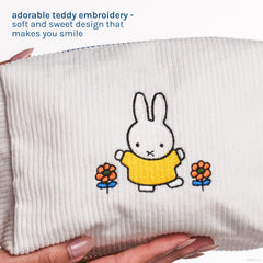 The Crème Shop x Miffy texture velours côtelé, durable et doux pour vos articles de toilette.