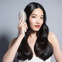 The Hair Edit brosse-pins-nylon démêle en douceur et masse le cuir chevelu.