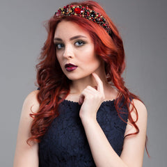 The Henna Guys – échantillon couleur vin rouge sur cheveux pour comparaison précise.