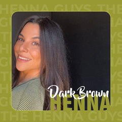 The Henna Guys application du henné brun foncé pour une couleur naturelle.
