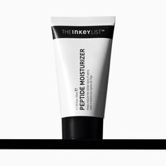 L'emballage du The INKEY List Peptide Moisturizer, élégant et protecteur pour la routine.