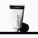 Sérum The INKEY List dans sa bouteille, idéal pour une utilisation nocturne douce.