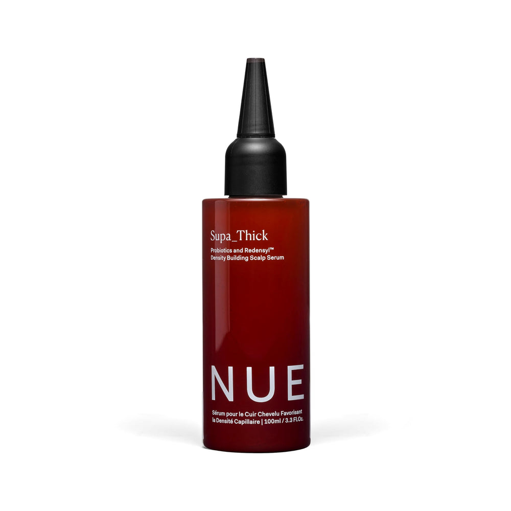 Sérum The Nue Co. Supa Thick, flacon-applicateur pour une application précise sur le cuir chevelu.