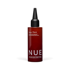 Sérum The Nue Co. Supa Thick, flacon-applicateur pour une application précise sur le cuir chevelu.