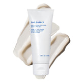 The Outset gommage caféine micro-polissage visage, texture douce préparant la peau.