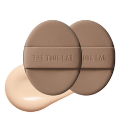 Pouf THE TOOL LAB lumineux ovale pour une application fluide du fond de teint liquide.