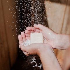 Composants huile d'abricot et jojoba de The Unscented Company nourrissent les longueurs.