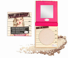 theBalm Mary-Lou Manizer luminiseur miel, éclaire les traits et offre une touche dorée.