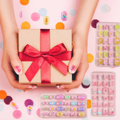 Thrilez ongles-enfants designs brillants et paillettes pour un look festif.