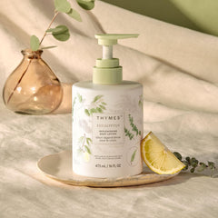 Texture riche et soyeuse de la lotion Thymes.