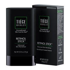 Tiege Hanley Retinol Stick sur le visage pour lisser les ridules et texture plus douce.