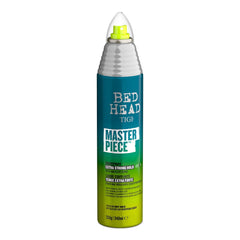 Parfum de baies du TIGI Bed Head Masterpiece Shine Hairspray en action